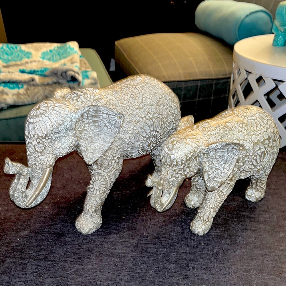 Extremely high-quality made jeweled elephants in two sizes very large